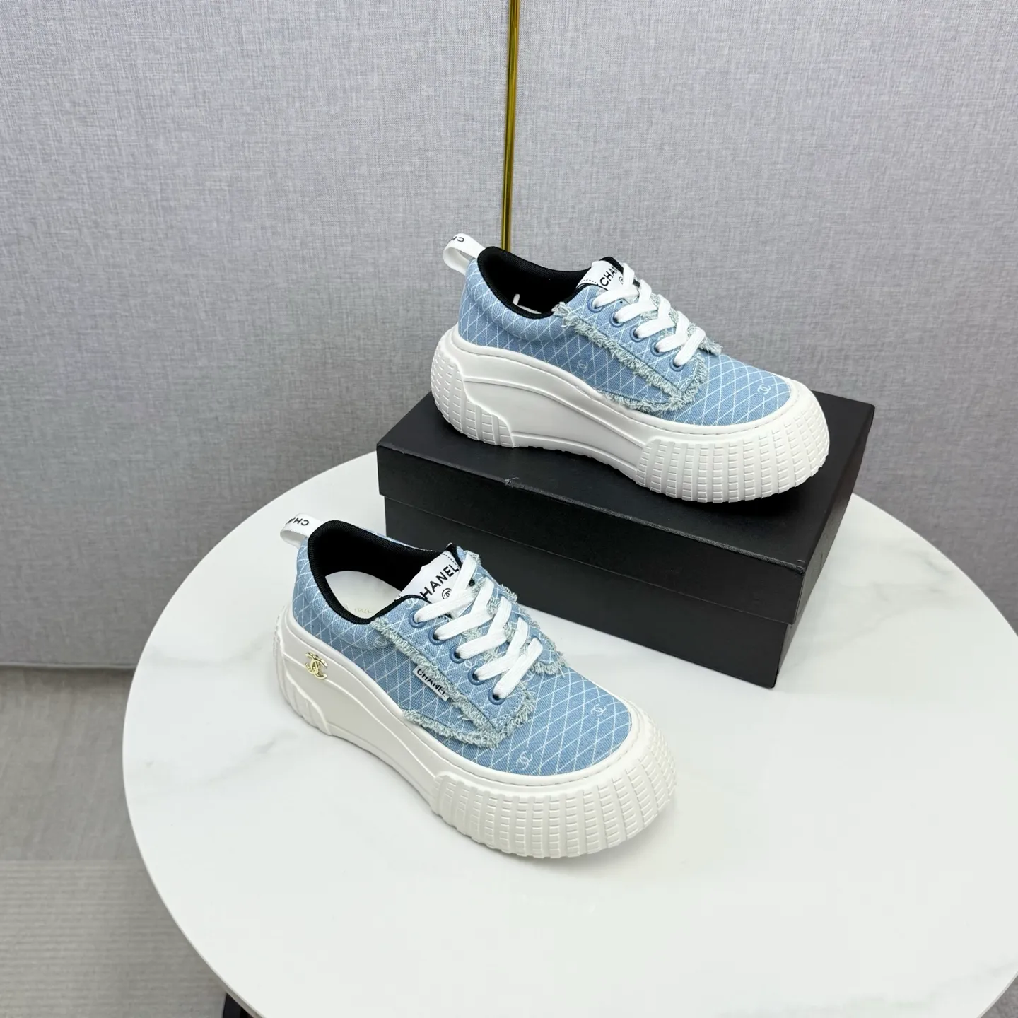 💕💕Factory direct selling price p640💕💕 Chanel Panda Shoes! 2025 counter's top casual sports shoes, this classic design; the upper is in the style of electric embroidery with various techniques; the outsole is fashionable and sporty; the unusual inclusion of a variety of color matching elements... The diversified mix and match is very good-looking and versatile, and can be used for leisure, fashion, sports, and outdoor... ꫛꫀꪝ Go➫ Materials: ❶Upper made of: original imported first-layer silk cowhide + original version waterproof cloth + original first-layer cowhide ❷Inner lining: Original Yangli+wang ❸ Outsole based on: Original TPU combination outsole Counter boutique packaging complete set for women 35–41